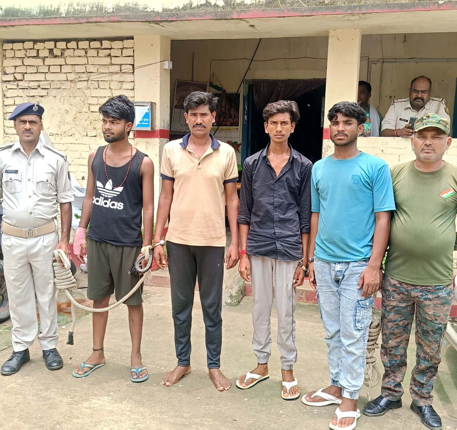 रास्ता रोककर व्यक्ति के साथ मारपीट, चार गिरफ्तार