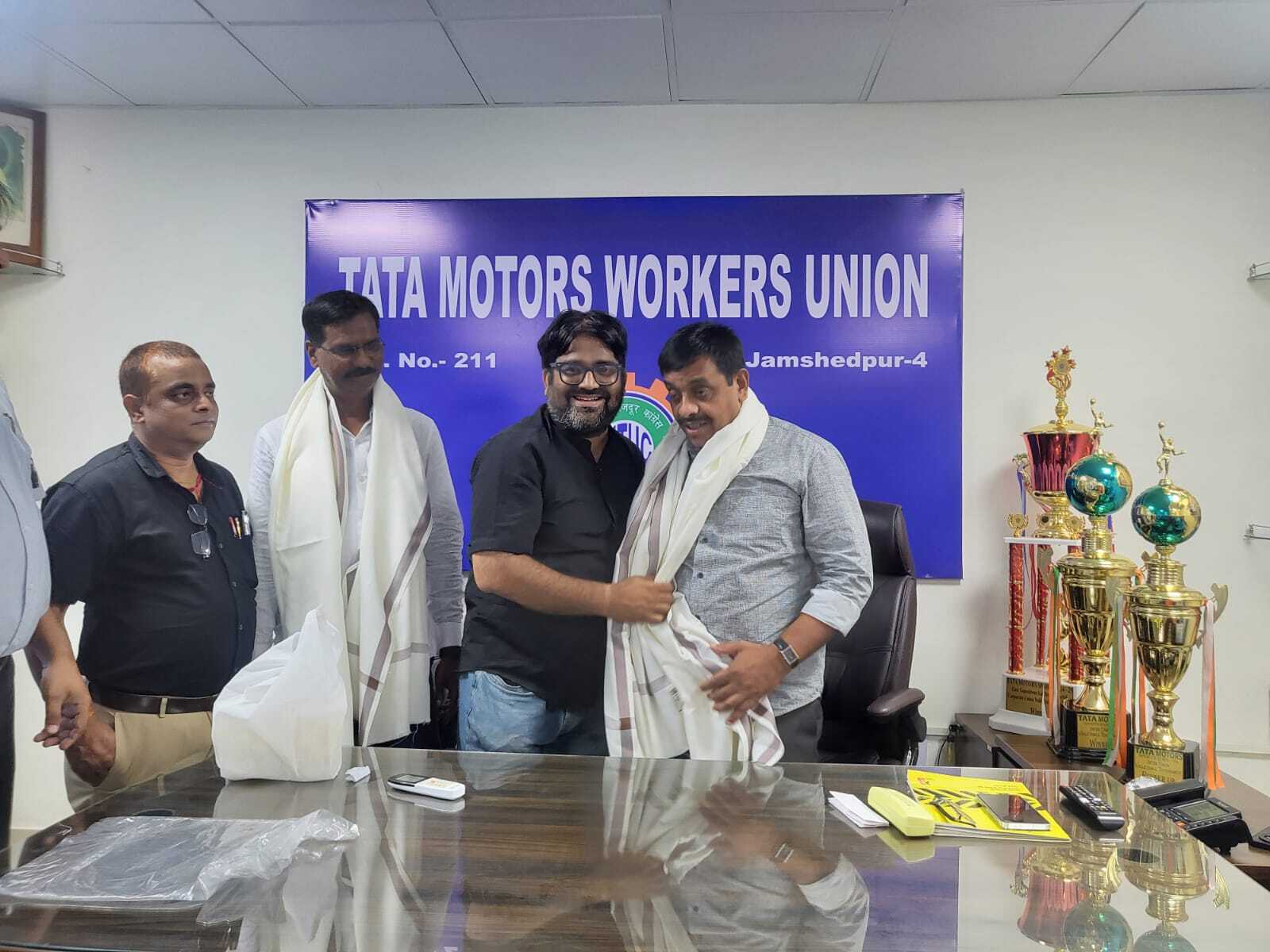 Jamshedpur news. स्थायीकरण की खुशी में टाटा मोटर्स वर्कर्स यूनियन के अध्यक्ष व महामंत्री का अभिनंदन