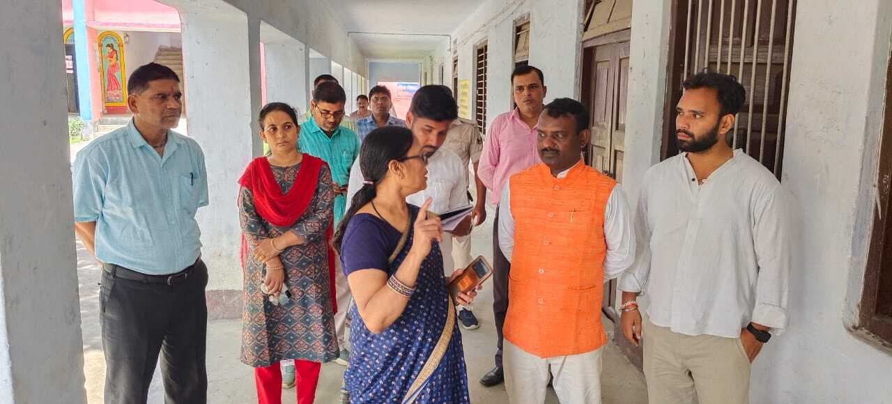बाल अधिकार संरक्षण आयोग के सदस्य ने उच्च विद्यालयों व आंगनबाड़ी केंद्रों का किया निरीक्षण