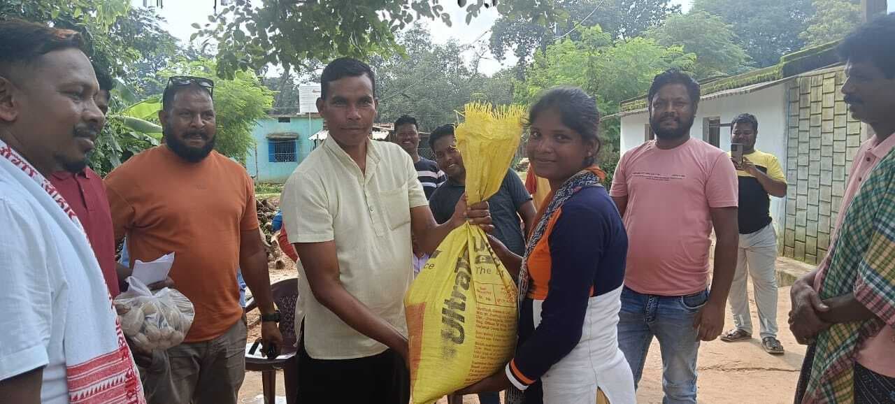 झामुमो कार्यकर्ताओं ने दी राहत सामग्री