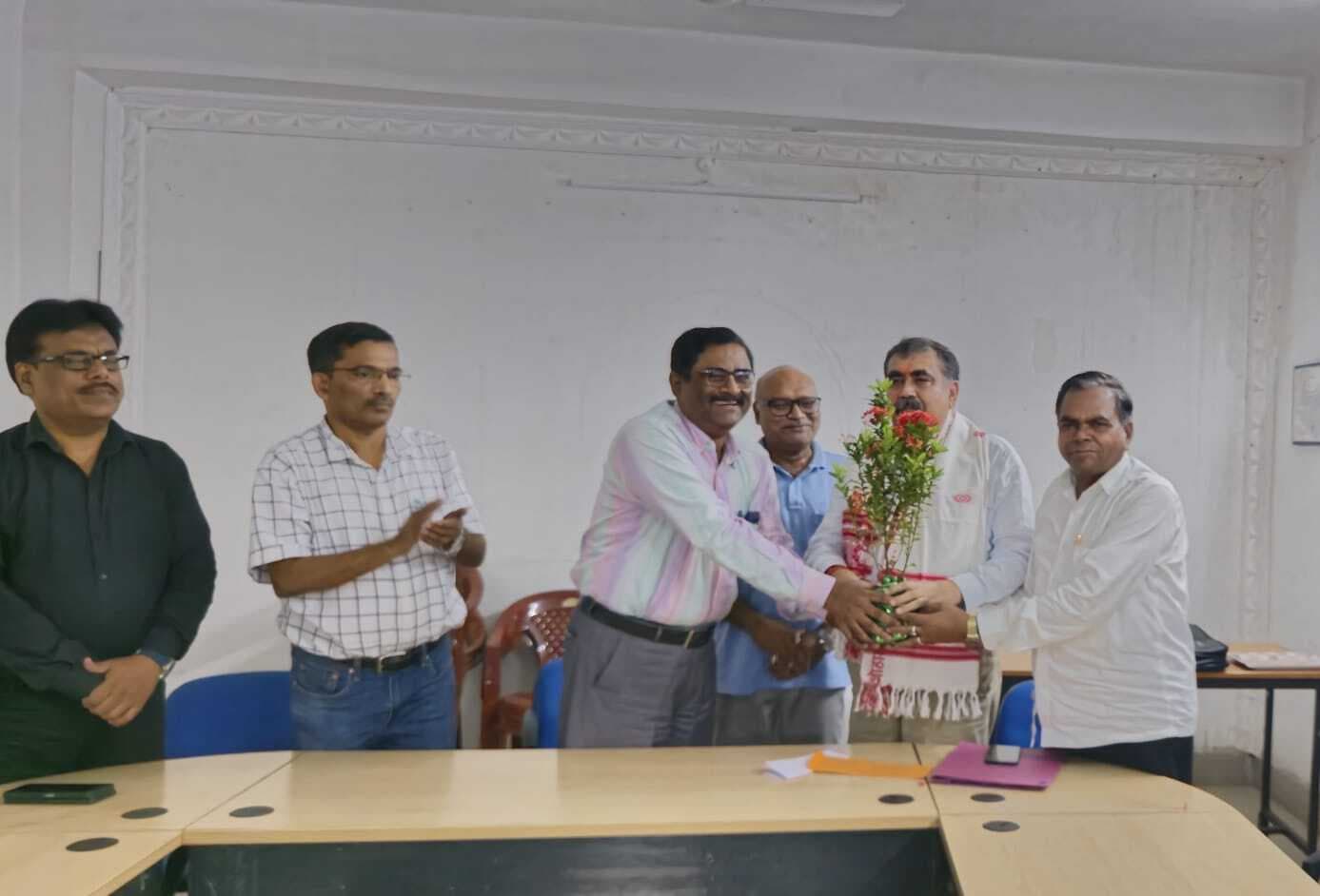 Chaibasa News : केयू : परीक्षा नियंत्रक डॉ अजय को विदाई, डॉ अरविंद को प्रभार मिला
