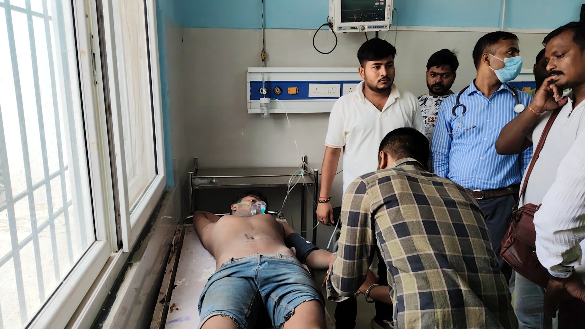करेंट की चपेट में आने से युवक की हालत बिगड़ी