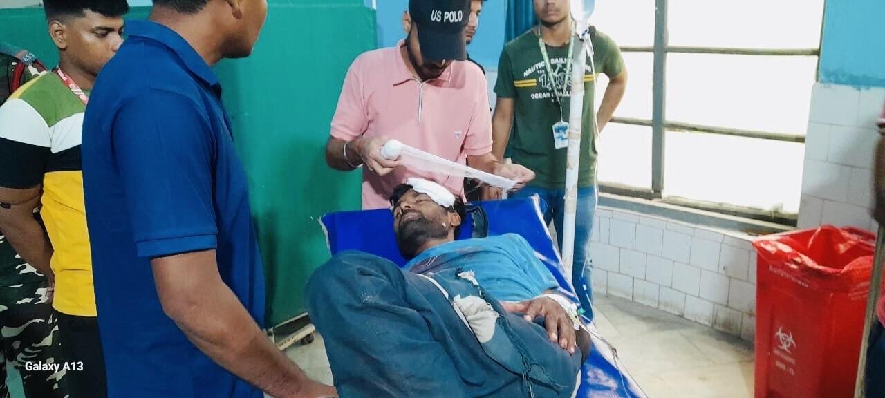 फुलवरिया में अनाज चोरी से रोका, तो भतीजे ने चाचा को चाकू मारकर किया अधमरा