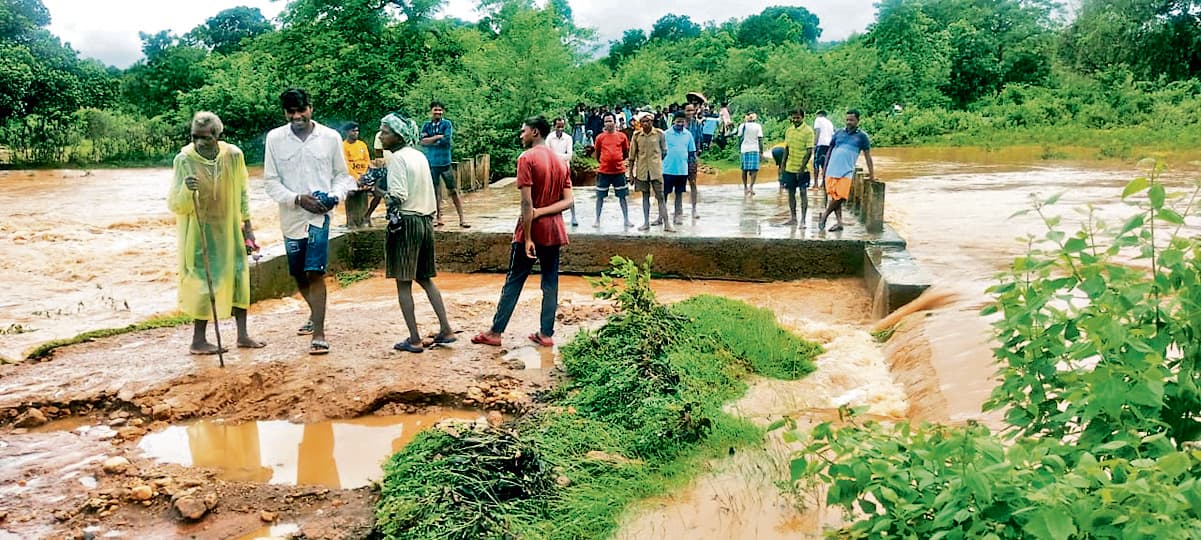 Chaibasa News : बेड़ातुलुंडा पुल का अप्रोच रोड दूसरी बार बहा, आक्रोश