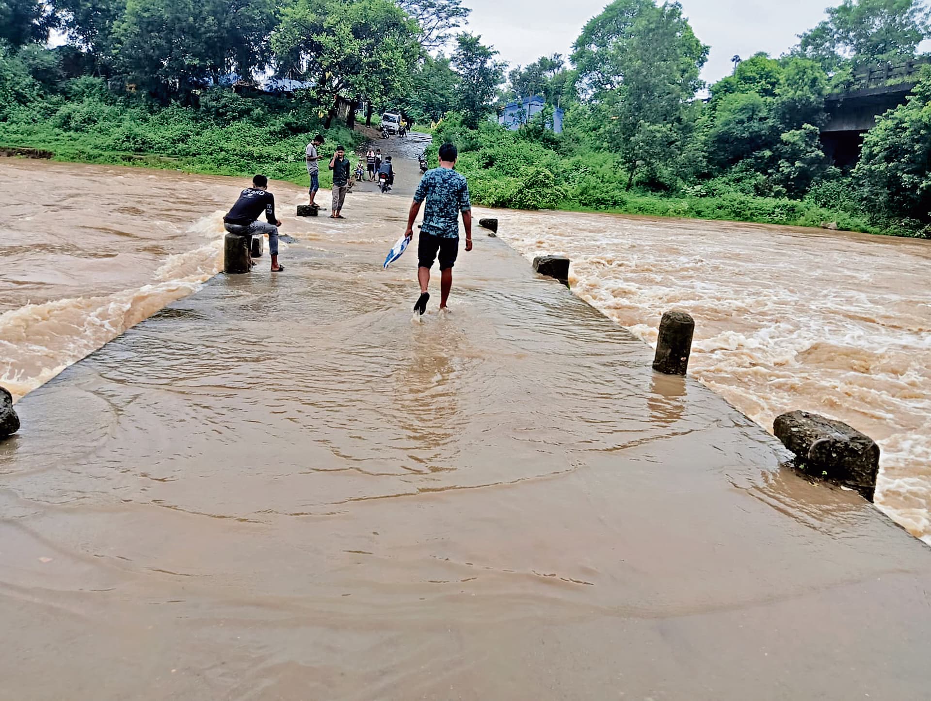 Chaibasa News : रोरो नदी उफनायी, पुलिया डूबी, सोमवार दोपहर तक 51 मिमी हुई बारिश
