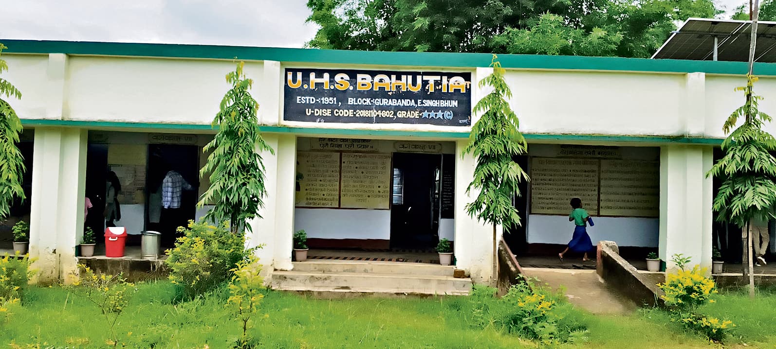 East Singhbhum News : स्कूल में नौवीं-10वीं के शिक्षक नहीं ऑनलाइन कक्षा के भरोसे हैं भविष्य