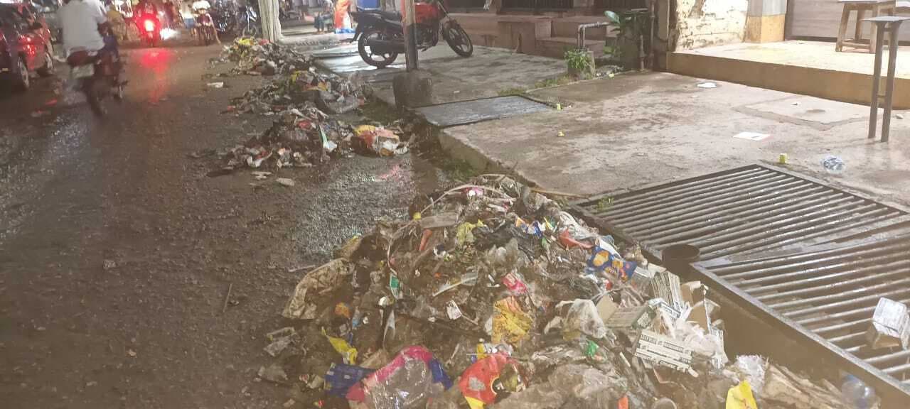 नाले का गाद निकाल सड़कों कर दिया जमा, बारिश होने पर हो रही फजीहत