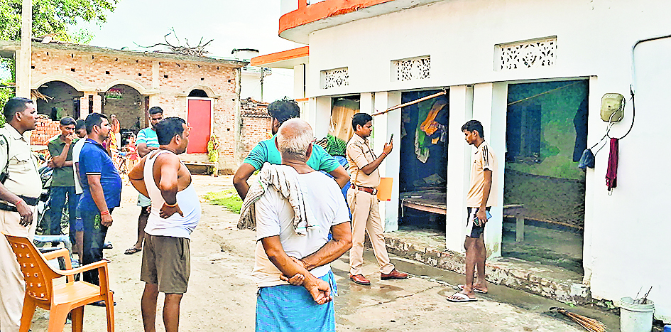 Gopalganj News : बेडरूम में सो रही पत्नी को कुल्हाड़ी से काट कर पति ने मार डाला, गिरफ्तार
