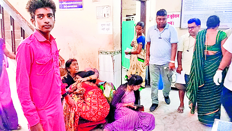 Gopalganj News : सड़क किनारे गाय बांधने पर दो पक्षों में हिंसक झड़प, पिता की मौत, पुत्र की हालत गंभीर