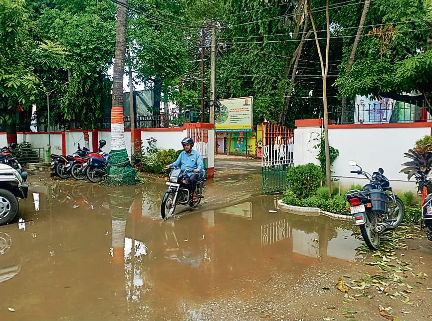 Begusarai News : बारिश से शहर में किचकिच और जलजमाव, किसानों में छायी खुशी