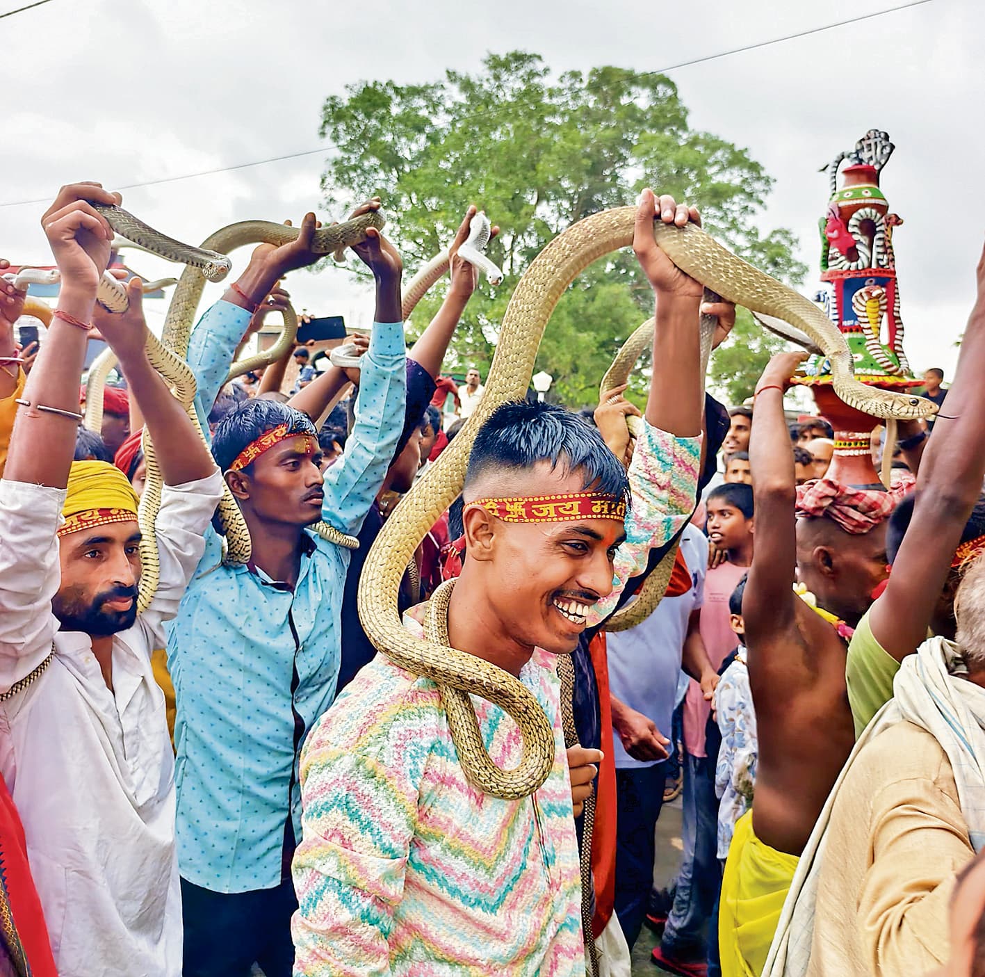 Begusarai News : सांपों का प्रदर्शन कर भगतों ने दिखाये करतब