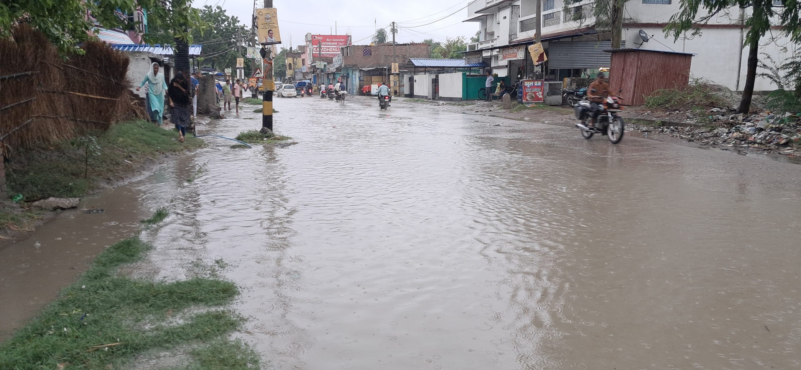 saran news : तरैया बाजार में मुख्य सड़क के किनारे बने नाले की निकासी बंद, बढ़ी परेशानी