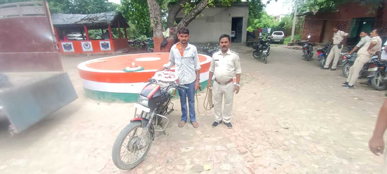 बाइक से शराब ला रहा यूपी का तस्कर धराया, 105 पैकेट देसी शराब बरामद