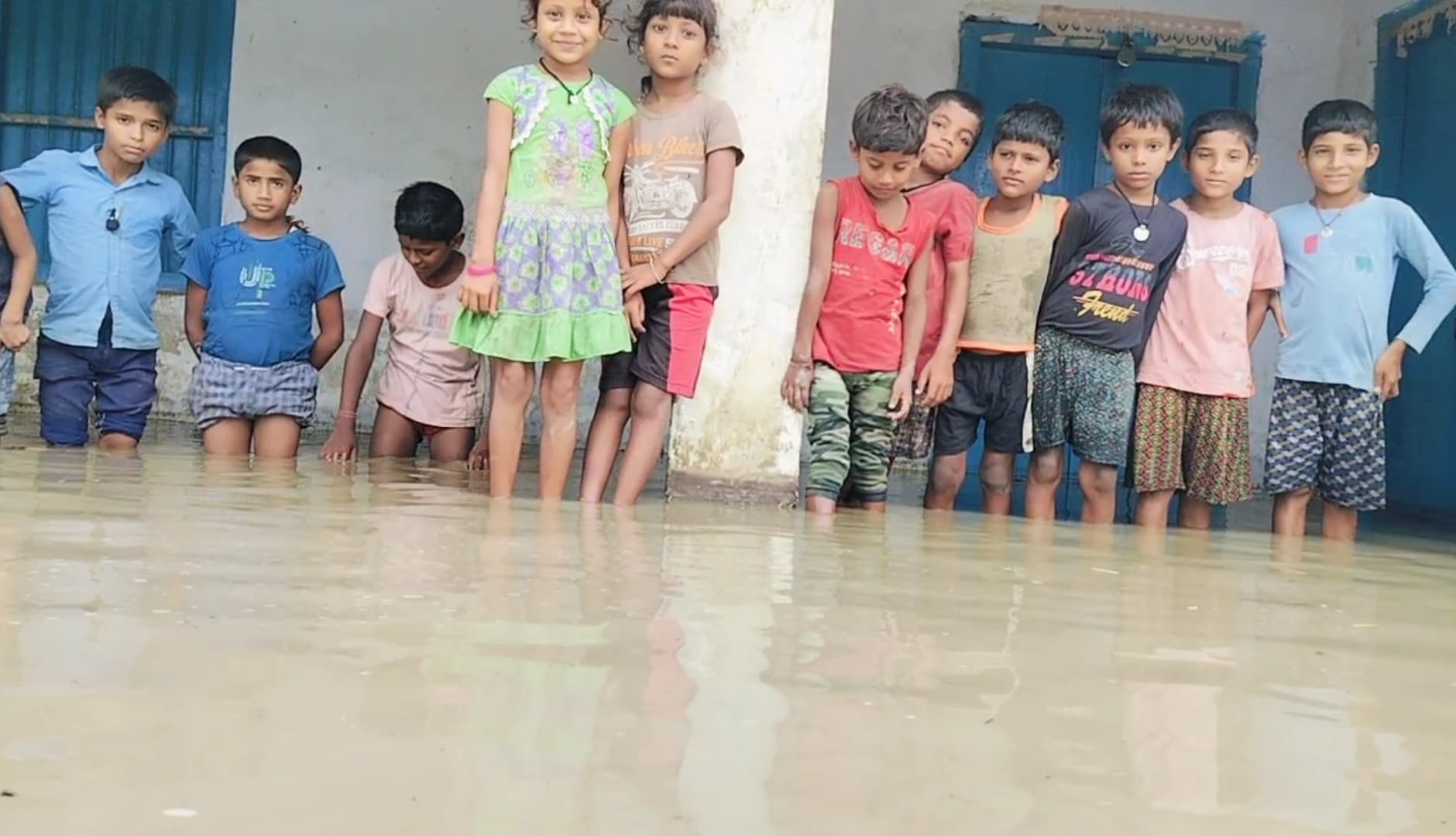 भारी बारिश से विद्यालय जलमग्न, पठन-पाठन बाधित