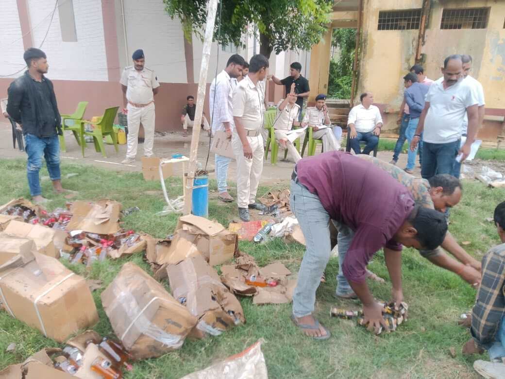 थाना परिसर में बरामद शराब को किया गया नष्ट