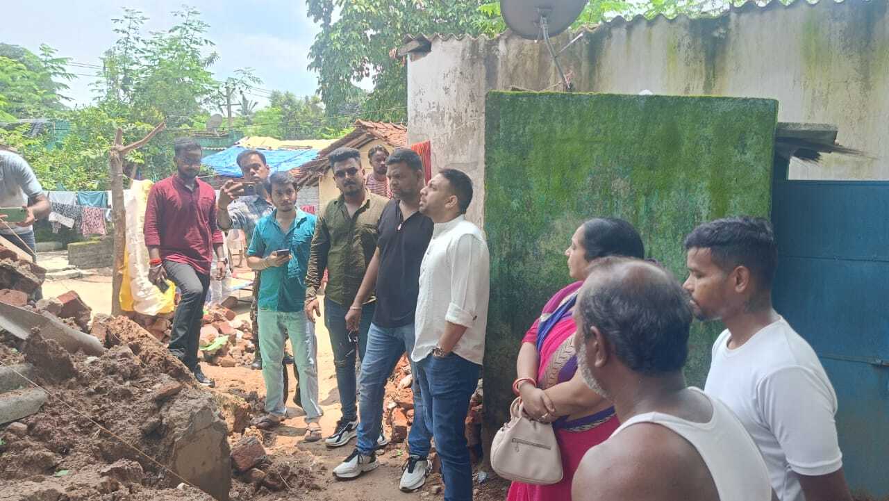 Jamshedpur News : बारिश में कच्चा मकान ढहा, पूर्णिमा मलिक व कुणाल षाड़ंगी पीड़ित परिवार से मिले
