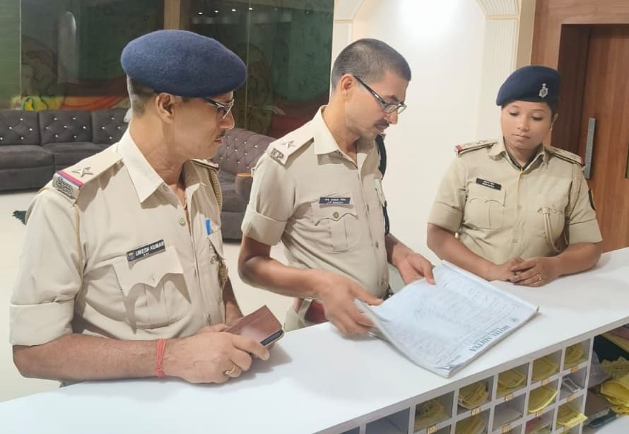 देर रात तक पुलिस ने की होटल-लॉज की जांच पड़ताल