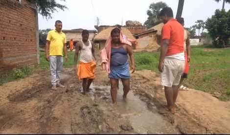 बरसात में कीचड़ से बेहाल ग्रामीण, सड़क निर्माण की कर रहे मांग