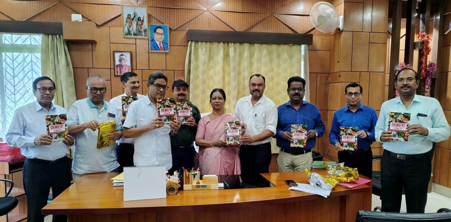 एसकेएमयू : कुलपति ने किया डॉ कुमार सौरभ रचित पुस्तक का विमोचन