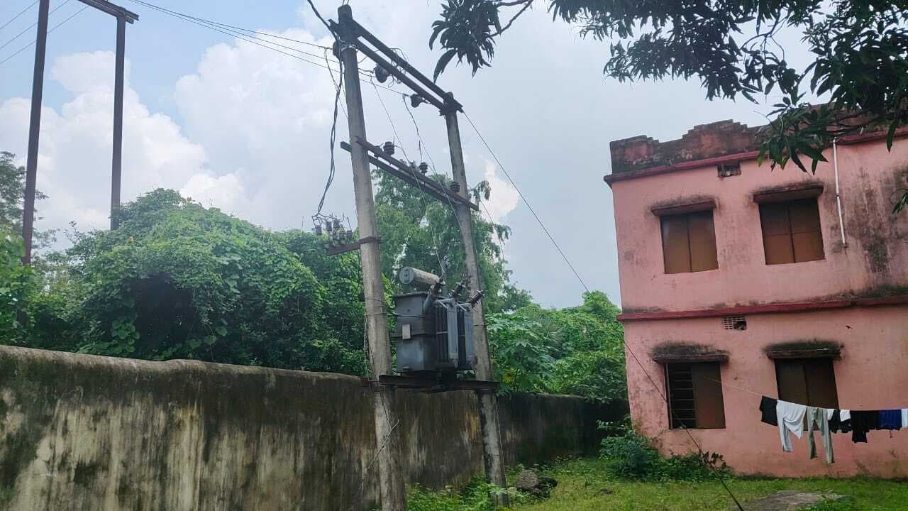 आवासीय विद्यालय वृंदावन का जला ट्रांसफॉर्मर, मोमबत्ती जला कर पढ़ाई कर रहे हैं.