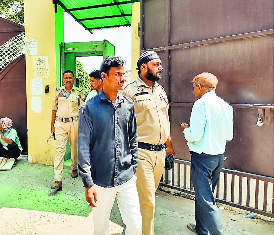 Gopalganj News : हत्या के तीन आरोपितों को गिरफ्तार कर रिमांड पर ले गयी जम्मू-कश्मीर की पुलिस
