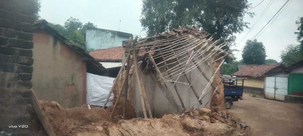 Jamshedpur news. बागबेड़ा के रानीडीह क्षेत्र में 12 मिट्टी के घर बारिश में ढह गये, लोग परेशान