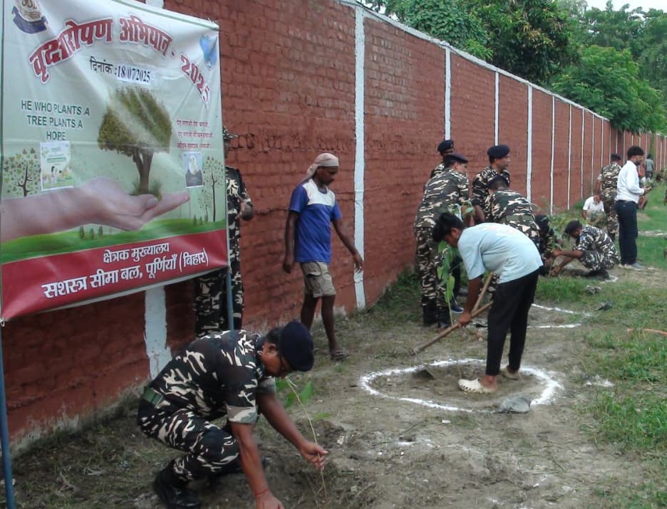 सशस्त्र सीमा बल ने विद्या विहार आवासीय स्कूल में किया पौधरोपण