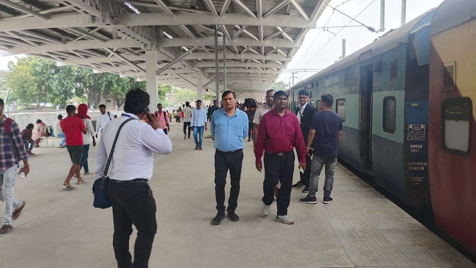 भीड़ नियंत्रण और यात्रियों की सुविधा को लेकर दिये निर्देश