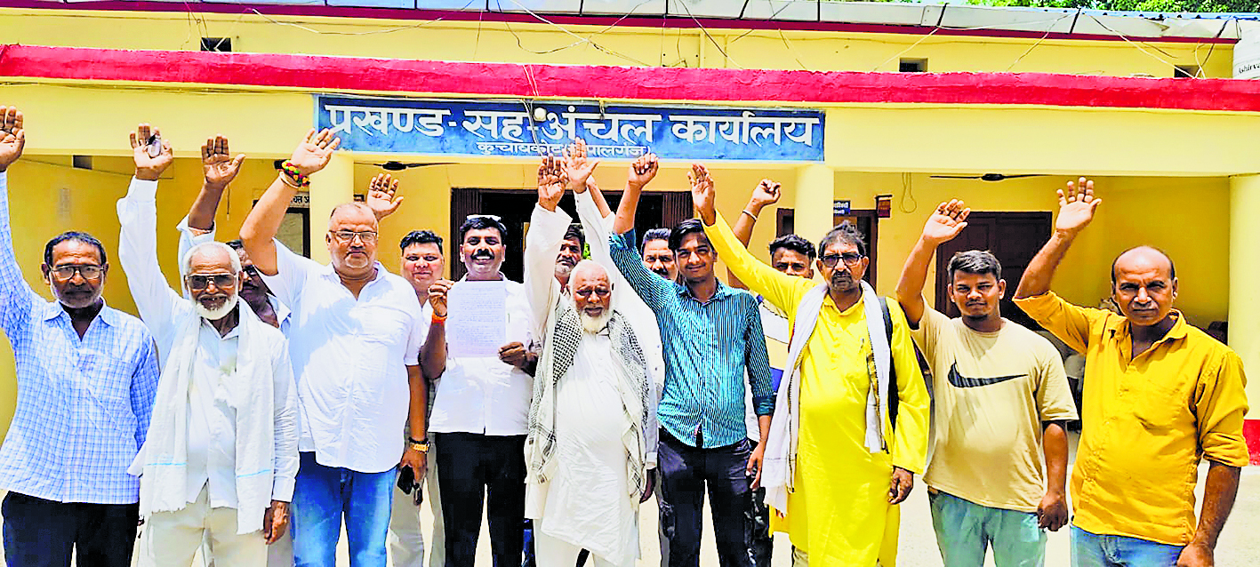 Gopalganj News : मानदेय भुगतान को लेकर नल जल अनुरक्षकों का प्रदर्शन