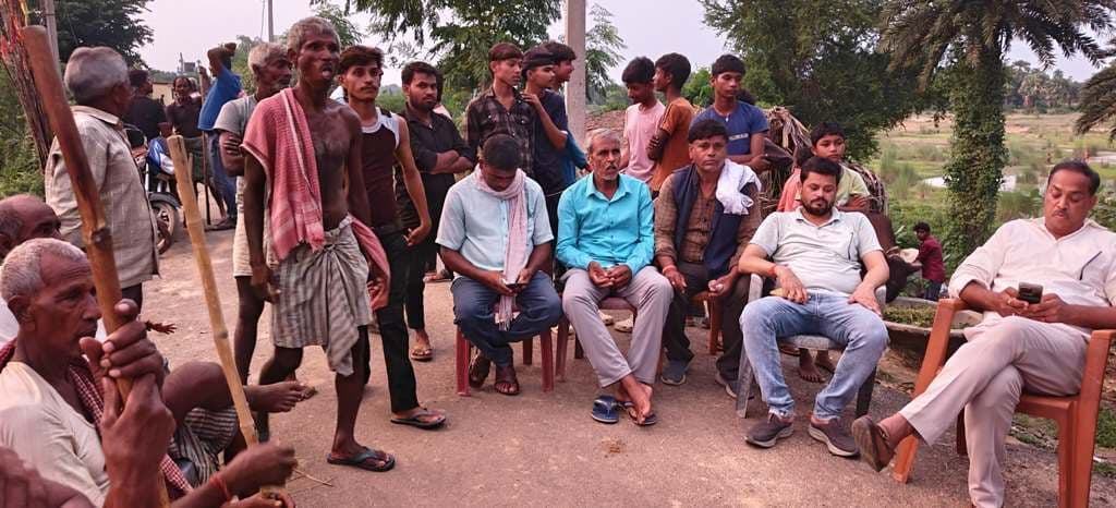 पैर महादलित टोला पहुंचकर ग्रामीणों की समस्या से अवगत हुए पूर्व विधायक