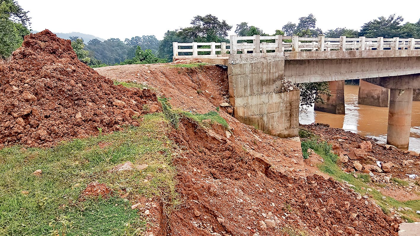 Chaibasa News : गुलकेड़ा में संजय नदी पर बने पुल का गार्डवाल और अप्रोच रोड धंसा