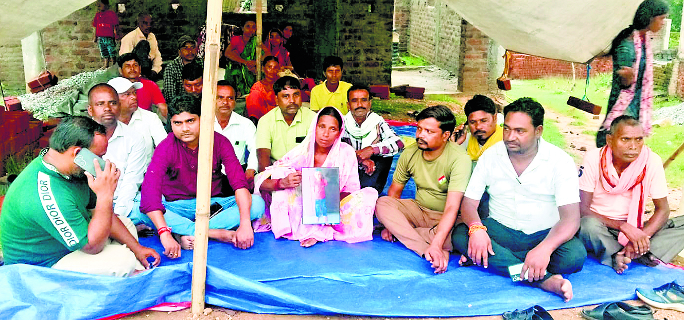 Bokaro News : पुत्र के हत्यारे की गिरफ्तारी की मांग को लेकर थाना के सामने धरना