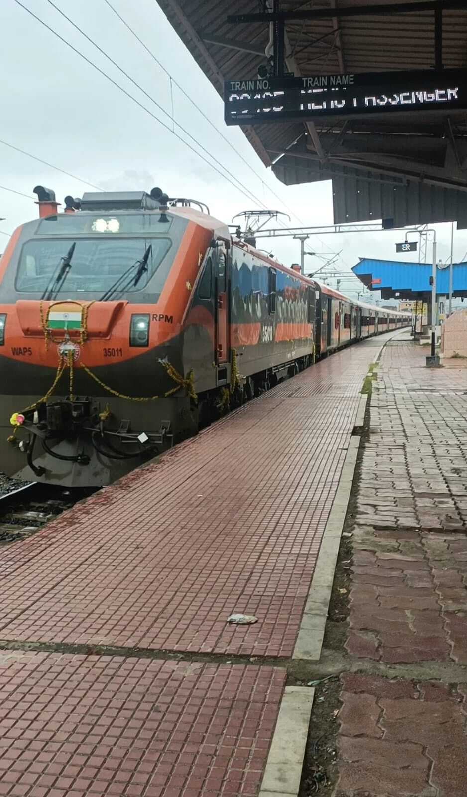 बरहरवा में रुकी अमृत भारत एक्सप्रेस ट्रेन, यात्रियों में दिखा उत्साह