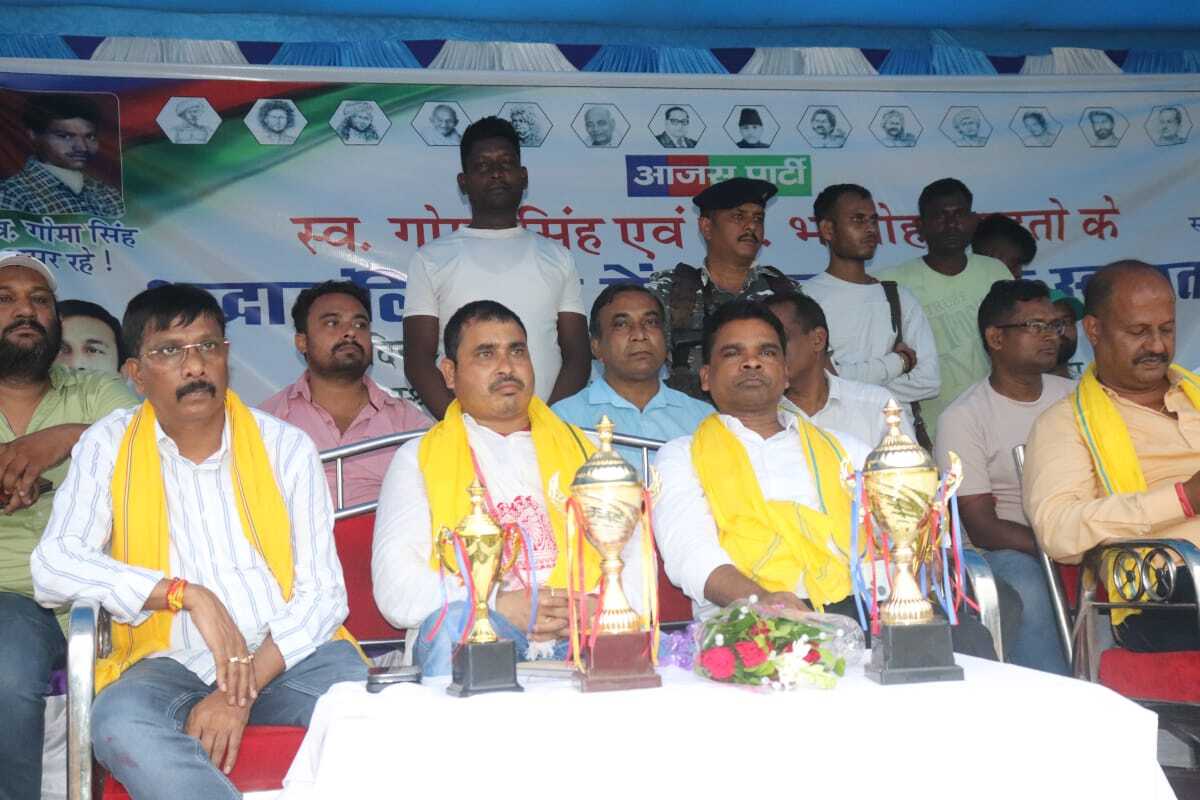 Jamshedpur News : शहीदों की शहादत को कभी भुलाया नहीं जा सकता : तिवारी महतो