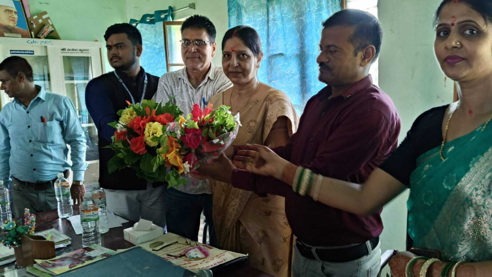 विद्यालय को आदर्श बनाने के लिए सकारात्मक सोच व सहयोग जरूरी