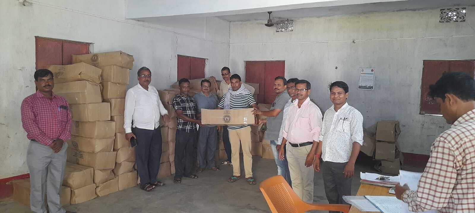 स्कूली बच्चाें के बीच खेल सामग्री का हुआ वितरण