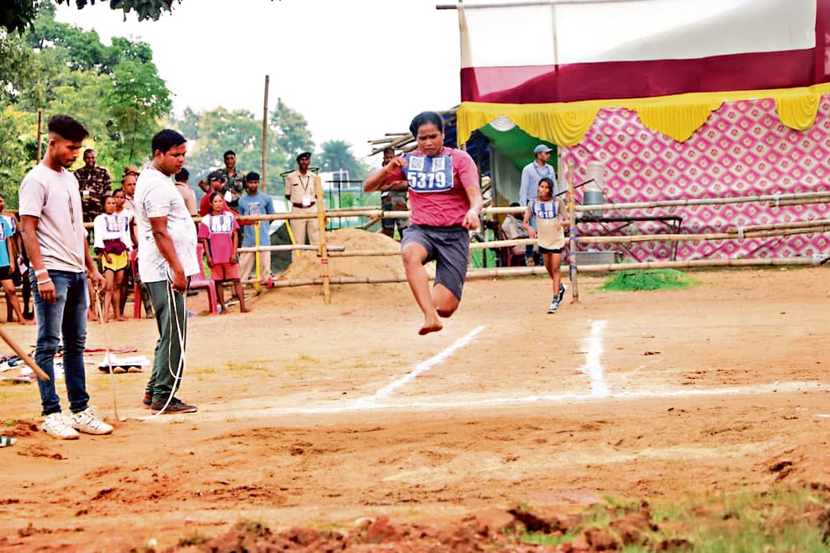 Chaibasa News : होमगार्ड बहाली में 310 महिलाओं में 212 सफल, 523 पुरुषों में 400 असफल