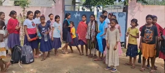 रतनपुर आवासीय विद्यालय से निकाली गयी बच्चियों ने किया हंगामा