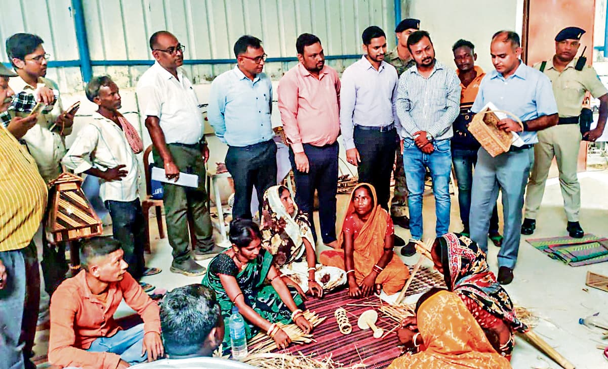 East Singhbhum News : रोजगार सृजन व महिला सशक्तीकरण पर जोर, को-ऑपरेटिव मोड में बंबू प्लांट चलाने के निर्देश