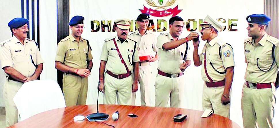 Dhanbad News : डीएसपी के पद पर प्रोन्नत राजेश व अक्षय को लगाया गया बैज