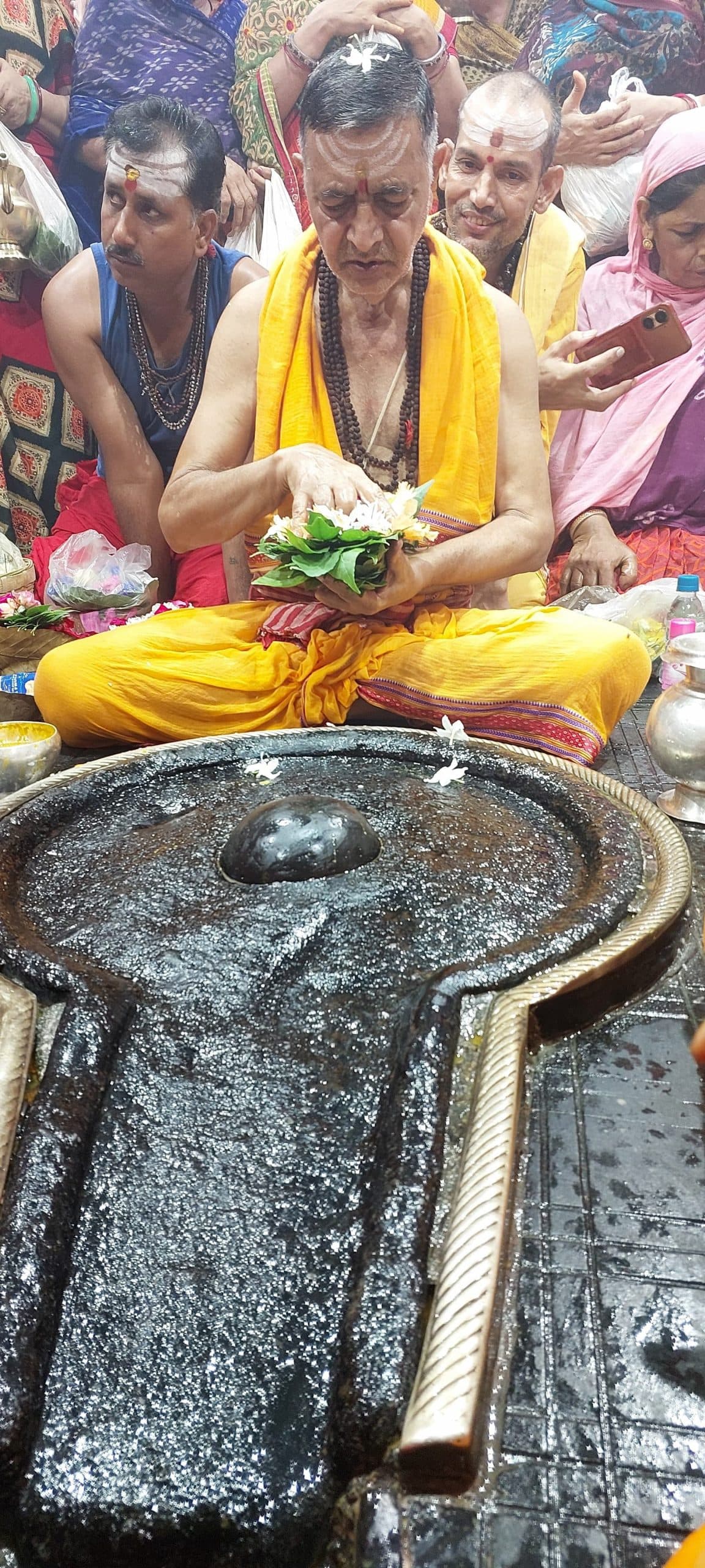 Deoghar News : देर शाम तक पौने दो लाख कांवरियों ने चढ़ाया जल, लगी रही लंबी कतार