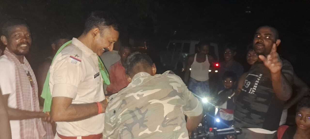 बकरा चोरी कर भाग रहे युवक को ग्रामीणों ने पीटा बकरा चोरी कर भाग रहे युवक को ग्रामीणों ने पीटा
