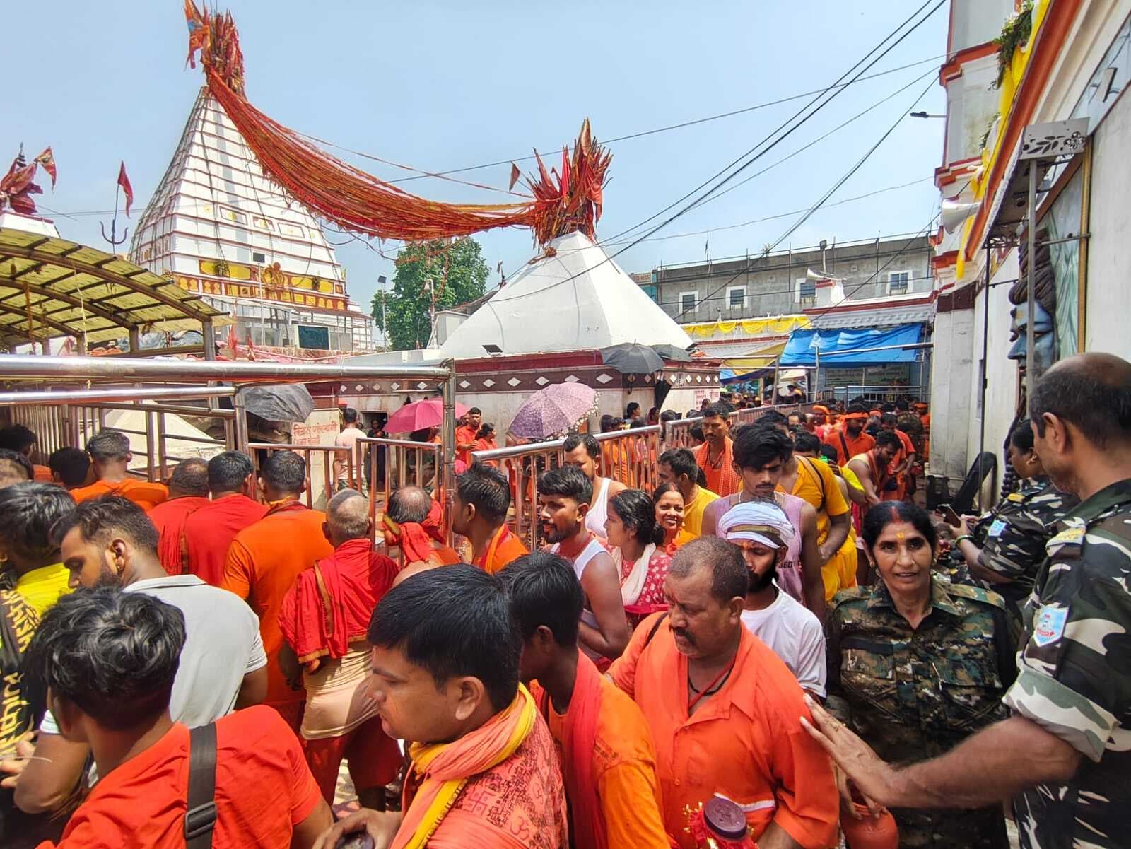 रिमझिम बारिश के बीच उमड़ा कांवरियों का सैलाब, बाबा फौजदारीनाथ पर चढ़ाया जल