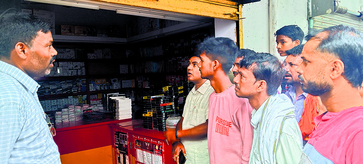 Gopalganj News : पंचदेवरी बाजार में मोबाइल की दुकान से छह लाख की संपत्ति चोरी, व्यवसायियों में दहशत