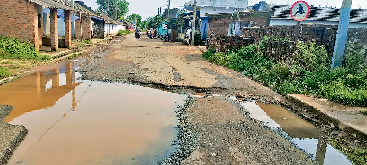 Chaibasa News : सड़क पर उभरे गड्ढों से हिचकोले खाते पार हो रहे वाहन