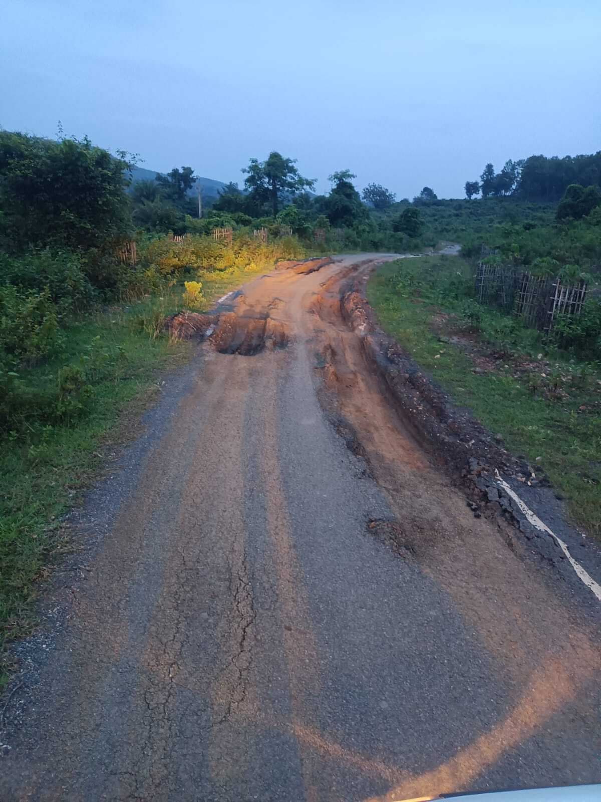 East Singhbhum News : बामनी से गोबरघुसी तक सड़क बारिश में धुली, परेशानी बढ़ी