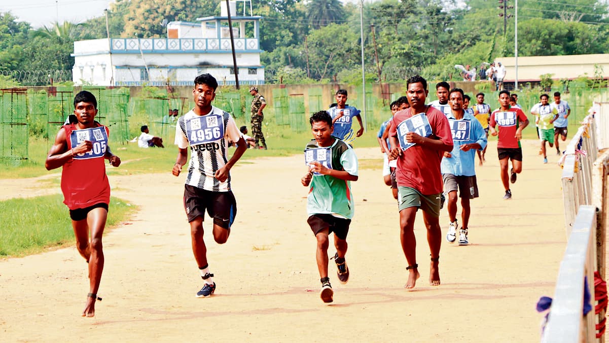Chaibasa News : मंझारी व कुमारडुंगी प्रखंड के 956 अभ्यर्थियों ने लगायी दौड़