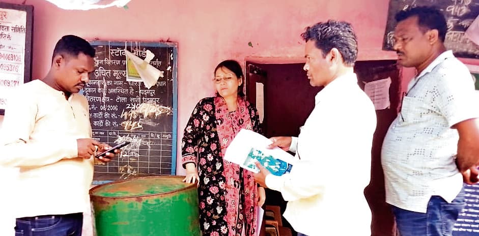 Chaibasa News : अयोग्य कार्डधारियों पर होगी कार्रवाई, 1.69 लाख कार्ड जांच के घेरे में