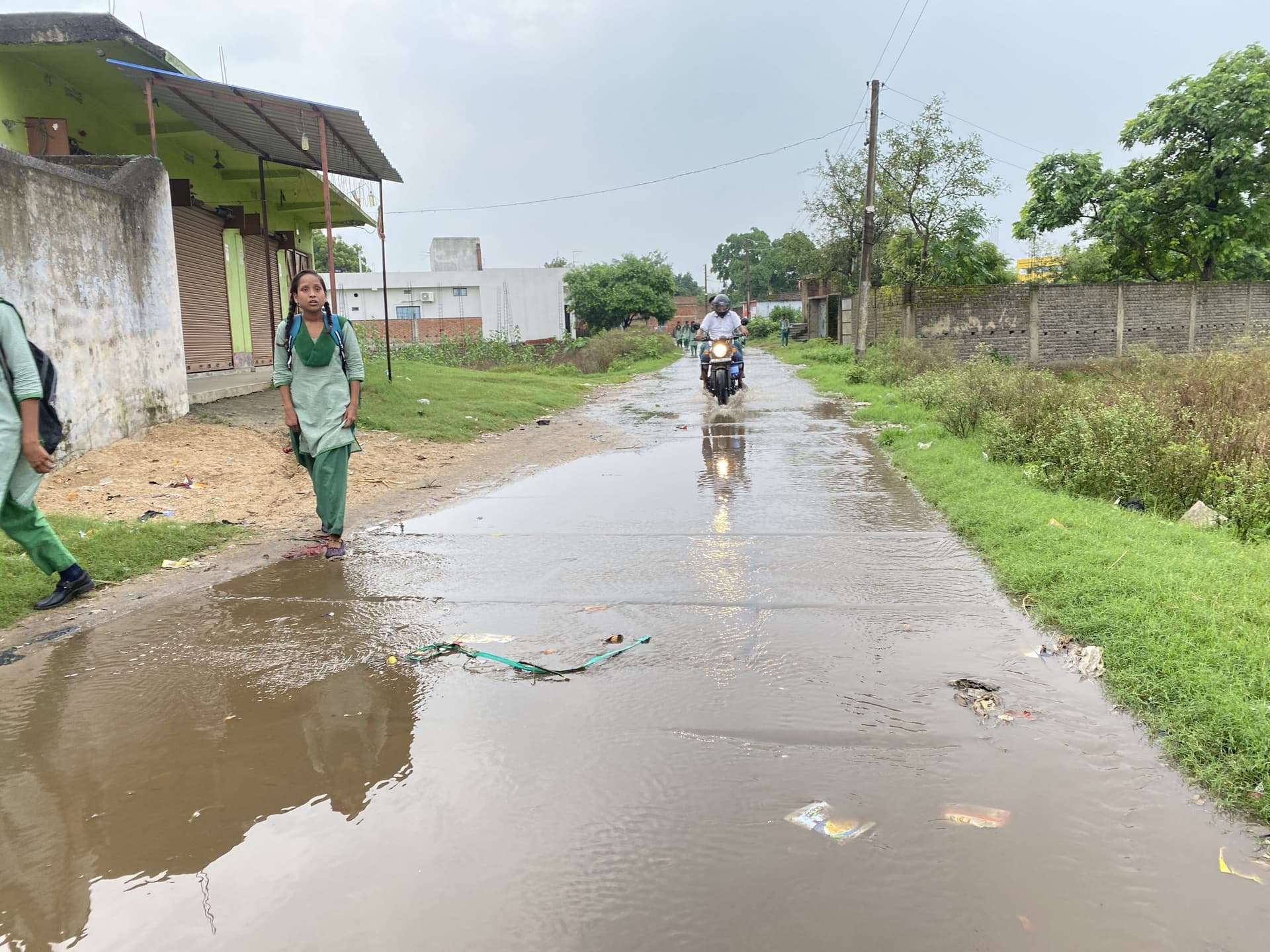 Giridih News: पानी और सड़क की बदहाली से त्रस्त हैं गादी श्रीरामपुर के लोग