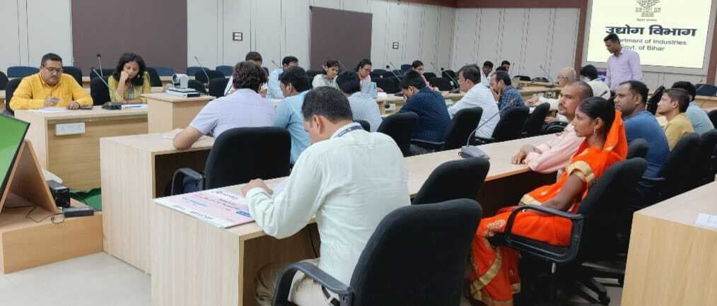 उद्योग व स्वरोजगार को बढ़ावा देने में सकारात्मक भूमिका निभाएं बैंक – डीएम